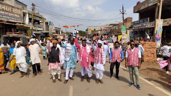 धूमधाम से मना सरहुल पर्व, ढोल-नगाड़े के साथ निकाली शोभायात्रा