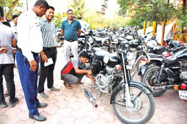 पटाखे वाले मॉडिफाई साइलेंसर लगे 186 बुलेट जब्त