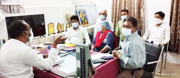कलेक्टर ने कोरोना प्रसार की समीक्षा के लिए ली जिला स्तरीय समिति की बैठक