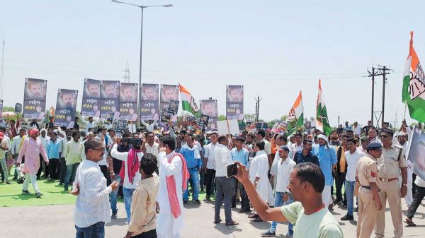 राहुल की संसद सदस्यता रद्द करने के खिलाफ हाईवे पर प्रदर्शन, सैकड़ों गिरफ्तार