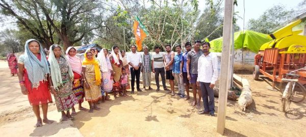  भाजपा की स्थापना दिवस पर एर्राकोट शक्ति केंद्र में झंडा फहराया गया