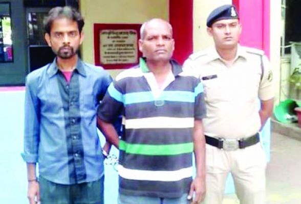 राहगीरों को चाकू से धमकाने वाले दो गिरफ्तार