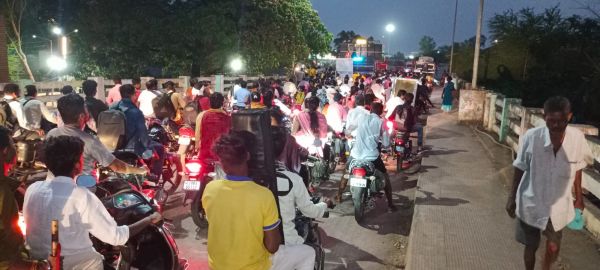ओवरब्रिज में रोज जाम से आवाजाही पर प्रतिकूल असर