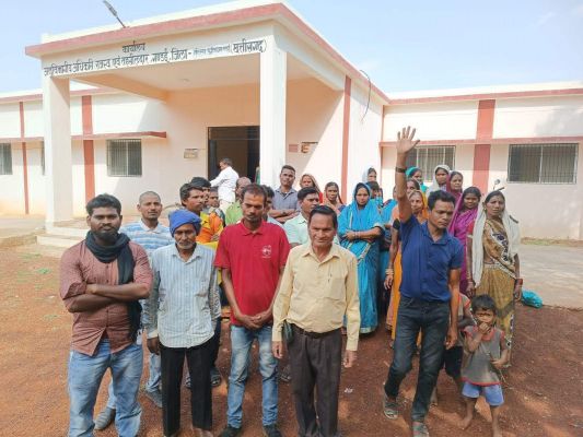 चुनाव की मांग को ले ग्रामीणों का धरना