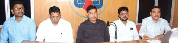 23 दिनों से हड़ताल पर बैठे पंचायत सचिव मांगें पूरी नहीं हुई तो आत्मदाह भी