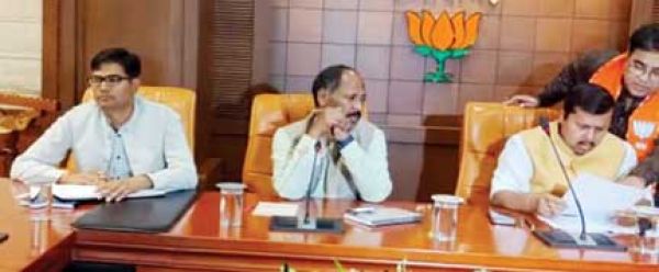 मदरसों में बम-बारूद, गोली की बात होती है - नवीन