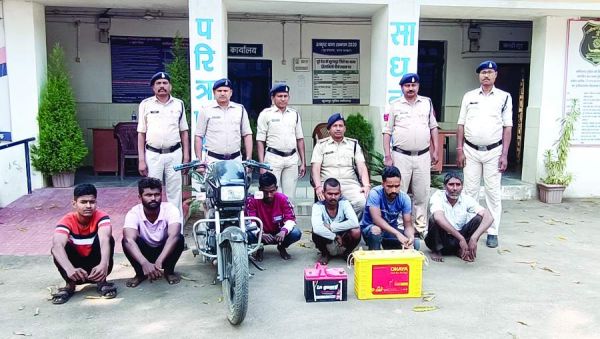 लग्जरी गाडिय़ों से मोबाइल टावर की बैटरी चोरी, अंतरराज्यीय गिरोह के 6 गिरफ्तार