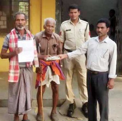 वृद्ध की शिकायत पर तमनार पुलिस की त्वरित कार्रवाई, ऋण पुस्तिका और 29 हजार दिलाये