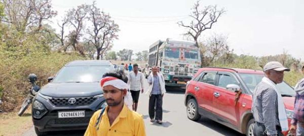 सडक़ हादसे में युवक की मौत, ग्रामीणों का चक्काजाम, मुआवजे की मांग