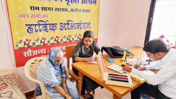 बुजुर्गों का नि:शुल्क स्वास्थ्य परीक्षण