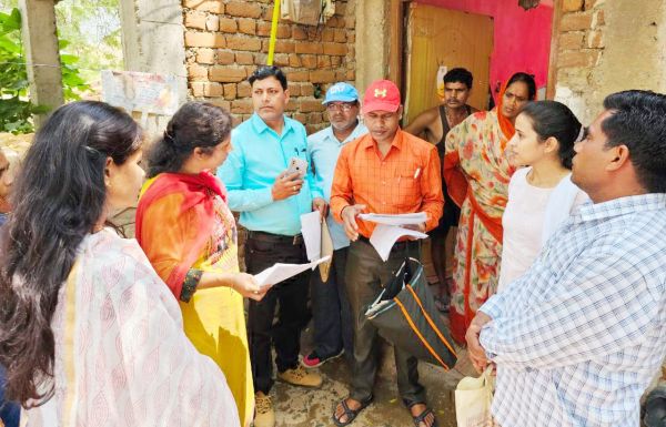 कलेक्टर ने बिलाईगढ़ के गांवों में सामाजिक आर्थिक सर्वे का निरीक्षण किया