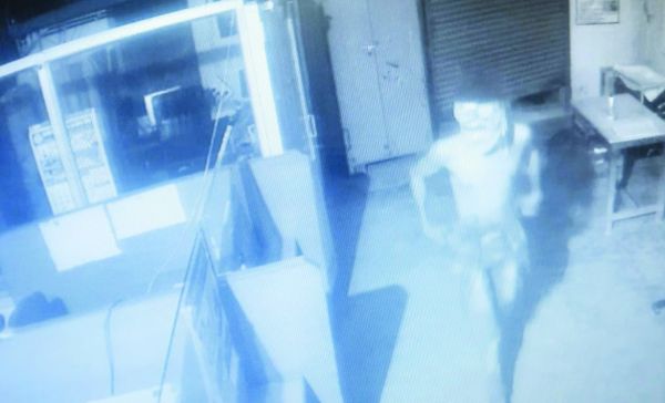 बैंक का शटर तोडक़र चोरी  की कोशिश, जांच शुरू