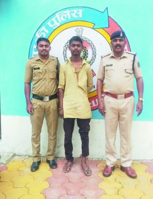 धारदार हथियार के साथ आरोपी पकड़ाया