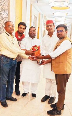 मौर्या ने समाजवादी नेताओं की बैठक ली