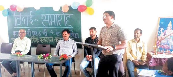 विद्यार्थियों ने समारोह पूर्वक विदाई दी