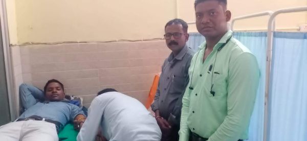 बुजुर्ग महिला को सेना के जवान ने रक्तदान किया