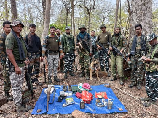 नक्सल डंप में पुलिस को मिले हथियार और दैनिक सामान