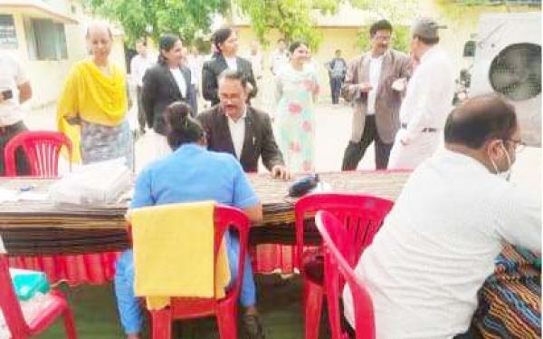 शिविर में न्यायालयीन स्टाफ व पक्षकारों की स्वास्थ्य जांच