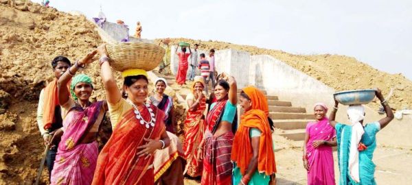 जनपद अध्यक्ष ने ग्रामीणों संग गोदी का काम किया