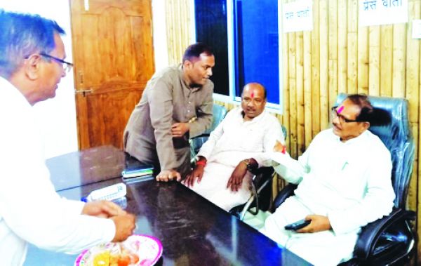 शिक्षा मंत्री से स्कूल खोलने की मांग