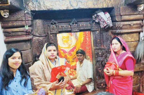 रतनपुर स्थित मां महामाया मंदिर पहुंच उत्तरी ने लिया आशीर्वाद