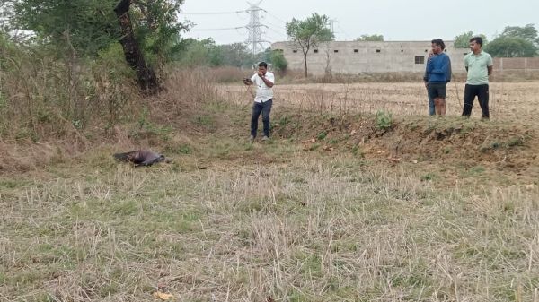 अज्ञात व्यक्ति की सड़ी-गली लाश मिली