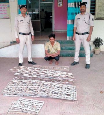 चोरी, नाबालिग समेत 2 आरोपी गिरफ्तार
