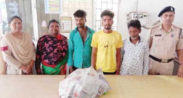 मंदिर के पास खड़े होकर 42 हजार की गांजा बेच चुके थे, 4 गिरफ्तार