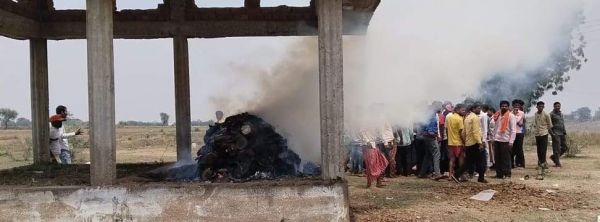 पुलिस फोर्स के बीच गमगीन माहौल में युवक का अंतिम संस्कार