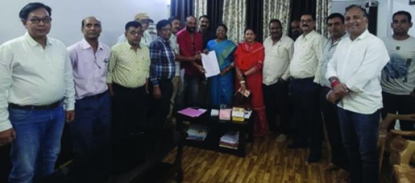 जर्जर सडक़ पर चलने मजबूर लक्ष्मी नगर के रहवासी