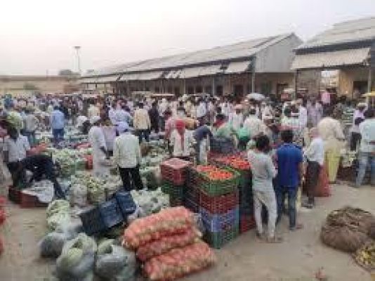 आवंटन नहीं, मार्ग के दोनों ओर दुकान लगाने मजबूर सब्जी विक्रेता
