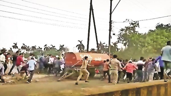 2500 नहीं, हमें नौकरी चाहिए, प्रदर्शन  कर रहे बेरोजगारों पर टूट पड़ी पुलिस