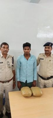 दो गांजा तस्कर गिरफ्तार, एक तिराहे पर दूसरा शराब दुकान के पास बेच रहा था
