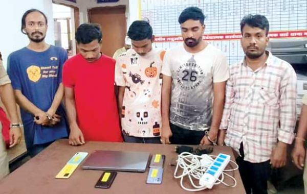 कार में घूम-घूमकर खिला रहे थे सट्टा, शद्दाणी दरबार के पास मैदान में पांच गिरफ्तार