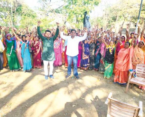 रसोईया महासंघ की अध्यक्ष को पुलिस ने बाल खींच घर से थाने लेकर आई