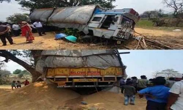 भूसे से भरा ट्रक बेकाबू होकर पलटा
