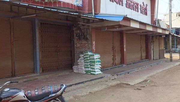 बेमेतरा घटना के विरोध में नगर रहा बंद, पुलिस रही तैनात