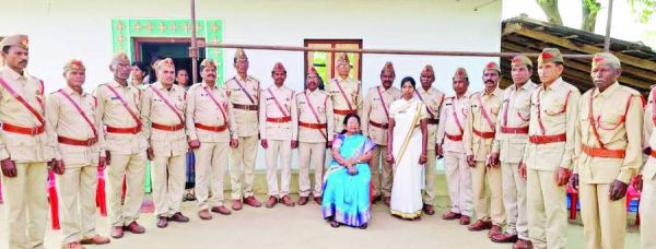 दंतेश्वरी माई के दर्शन करने जा रही राजमाता फुलवादेवी कांगे का आदनबेड़ा में स्वागत
