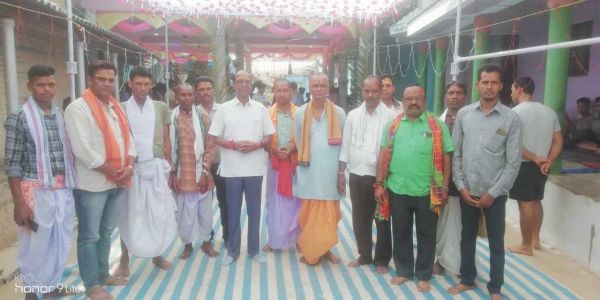 24 प्रहरी नाम यज्ञ में पहुंच पूर्व विधायक ने लोगों की सुख-समृद्धि की कामना की