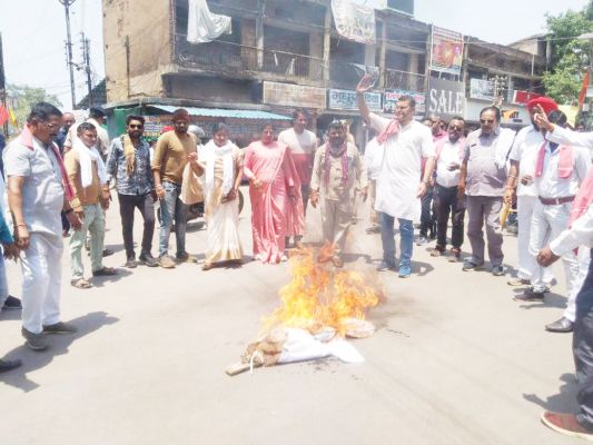पूर्व मंत्री चंद्राकर के विवादित बयान पर कांग्रेस ने फूंका पुतला 