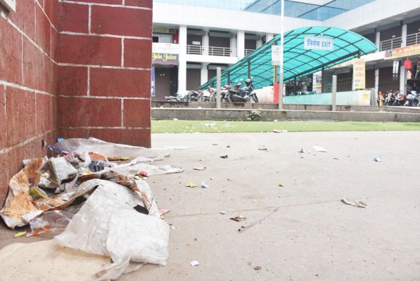 करोड़ों का स्मार्ट बाजार पार्किंग में कचरा बेसमेंट में भरा गंदा पानी