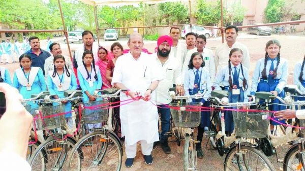 सरस्वती योजना, छात्राओं को निशुल्क सायकल वितरण