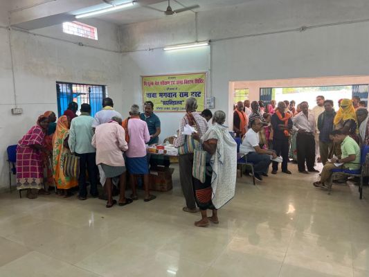 शिविर में 828 मरीजों का नेत्र परीक्षण 416 मरीजों को पावर वाले चश्में, 310 मरीजों को दवाइयां