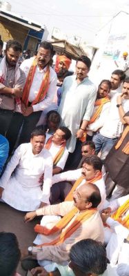 साहू समाज के लोग धरने पर बैठे