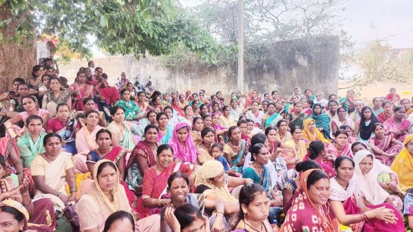बिहान कैडर्स की महिलाएं 4 सूत्रीय मांगों को लेकर उतरी सडक़ पर