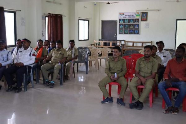 यातायात व्यवस्था का सुचारु संचालन, सरगुजा पुलिस ने स्कूल बस चालकों-परिचालकों की ली बैठक