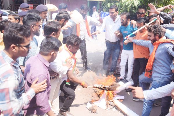 बिरनपुर हिंसा के विरोध में सीएम-गृहमंत्री का भाजयुमो ने फूंका पुतला