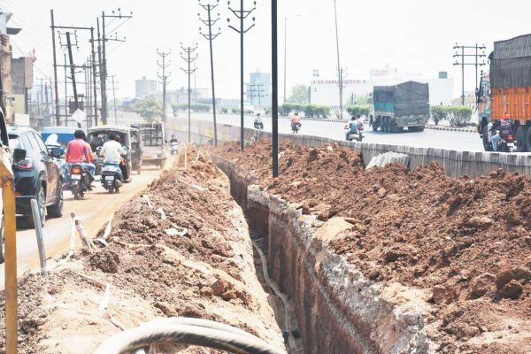 खुले गड्ढ़े दुर्घटना को दावत...