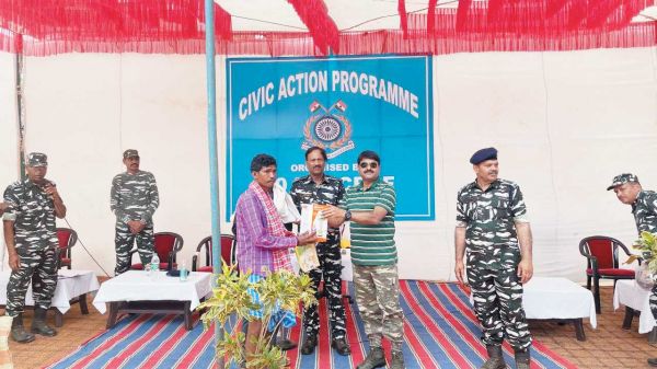 सीआरपीएफ का सिविक एक्शन प्रोग्राम, ग्रामीणों को बांटे सामान