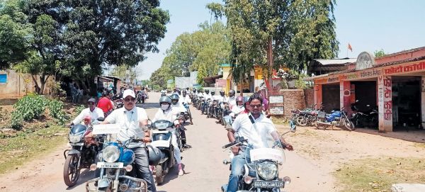 पंचायत सचिवों ने निकाली बाइक रैली, सीएम के नाम कलेक्टर को सौंपा ज्ञापन